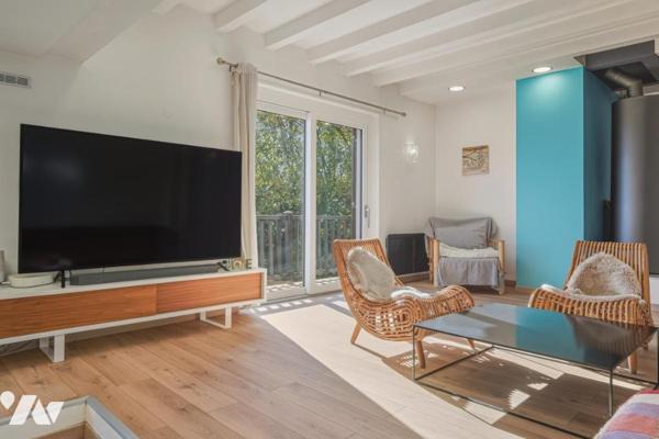 Thoiry – Élégante demeure familiale de 342 m² avec piscine couverte, appartement indépendant et vue 