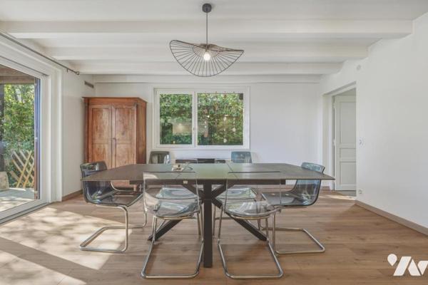 Thoiry – Élégante demeure familiale de 342 m² avec piscine couverte, appartement indépendant et vue 