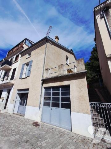 maison de ville T5 de 135 m2 avec grand garage de 65 m2 box de 12 m2 avec terrasse de 40 m2