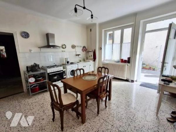 maison de ville T5 de 135 m2 avec grand garage de 65 m2 box de 12 m2 avec terrasse de 40 m2