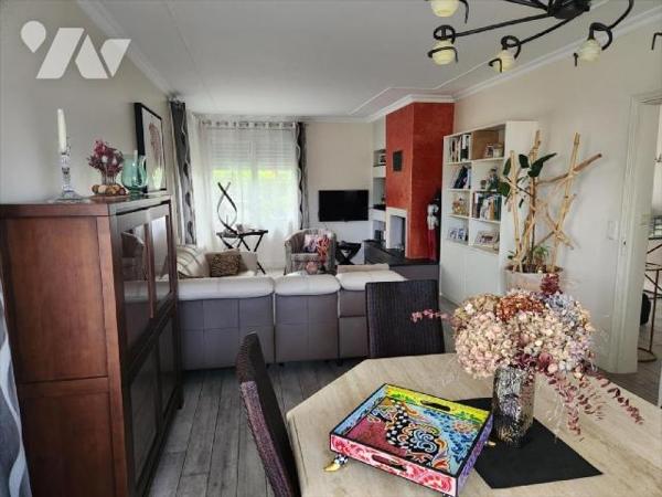 Pavillon rénové de 4 chambres sur 900 m² :
- Grande entrée/bureau, couloir avec départ d'escali...