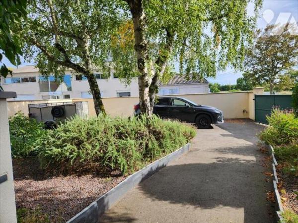 Pavillon rénové de 4 chambres sur 900 m² :
- Grande entrée/bureau, couloir avec départ d'escali...