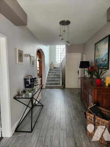 Pavillon rénové de 4 chambres sur 900 m² :
- Grande entrée/bureau, couloir avec départ d'escali...