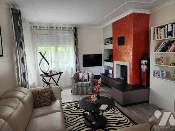 Pavillon rénové de 4 chambres sur 900 m² :
- Grande entrée/bureau, couloir avec départ d'escali...