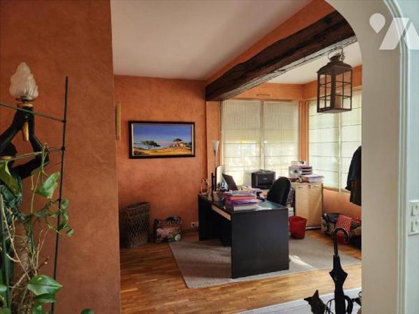 Pavillon rénové de 4 chambres sur 900 m² :
- Grande entrée/bureau, couloir avec départ d'escali...