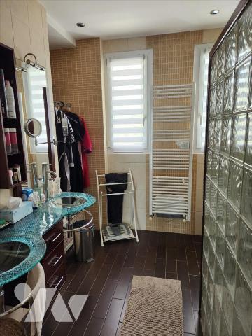 Pavillon rénové de 4 chambres sur 900 m² :
- Grande entrée/bureau, couloir avec départ d'escali...