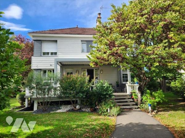 Pavillon rénové de 4 chambres sur 900 m² :
- Grande entrée/bureau, couloir avec départ d'escali...