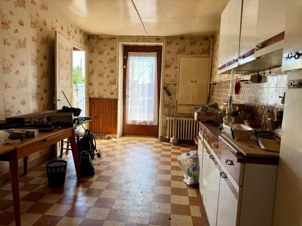 MAISON À RÉNOVER +TERRAIN CONSTRUCTIBLE + GARAGES
