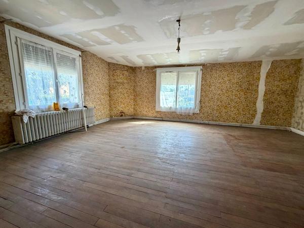 MAISON À RÉNOVER +TERRAIN CONSTRUCTIBLE + GARAGES