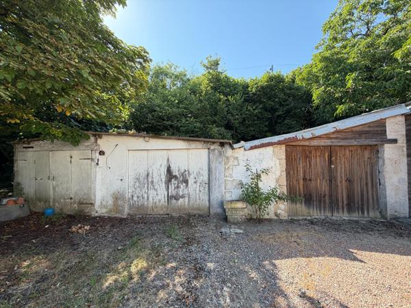 MAISON À RÉNOVER +TERRAIN CONSTRUCTIBLE + GARAGES