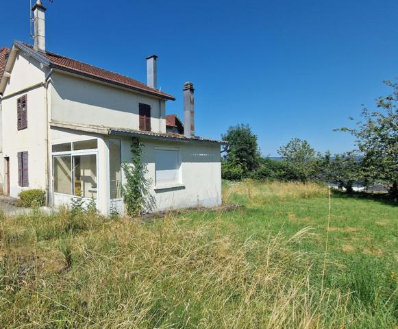 Maison mitoyenne à rénover  4 pièces 78 m2 + chalet 42 m2 avec 482 m2 de terrain.