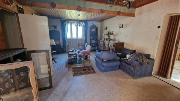 Maison mitoyenne à rénover  4 pièces 78 m2 + chalet 42 m2 avec 482 m2 de terrain.