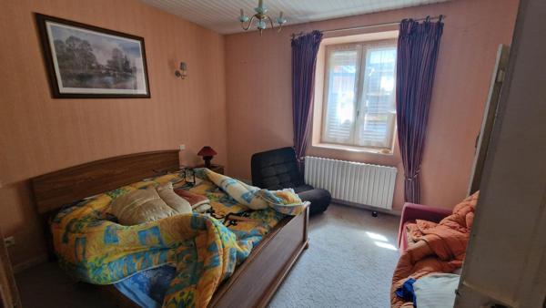 Maison mitoyenne à rénover  4 pièces 78 m2 + chalet 42 m2 avec 482 m2 de terrain.