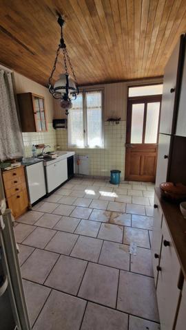 Maison mitoyenne à rénover  4 pièces 78 m2 + chalet 42 m2 avec 482 m2 de terrain.