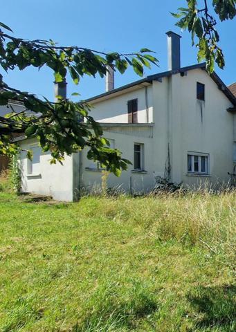 Maison mitoyenne à rénover  4 pièces 78 m2 + chalet 42 m2 avec 482 m2 de terrain.