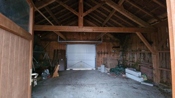 Maison mitoyenne à rénover  4 pièces 78 m2 + chalet 42 m2 avec 482 m2 de terrain.