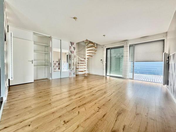 Appartement en Duplex de 70m2  , 2 chambres,,terrasse dans résidence sécurisée  avec place de parking