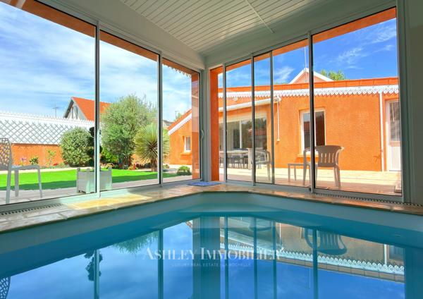 ÉLÉGANTE CHÂTELAILLONAISE DE PLAIN-PIED - PISCINE INTÉRIEURE - JARDIN SUD - DOUBLE GARAGE - QUARTIER DU CASINO