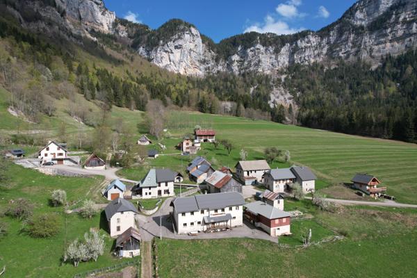 Entremont-le-Vieux (73670) Terrain à bâtir - lieu exceptionnel - au pied de l’Alpette (Massif de la Chartreuse - Savoie) - 30mn Chambéry