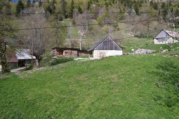Entremont-le-Vieux (73670) Terrain à bâtir - lieu exceptionnel - au pied de l’Alpette (Massif de la Chartreuse - Savoie) - 30mn Chambéry