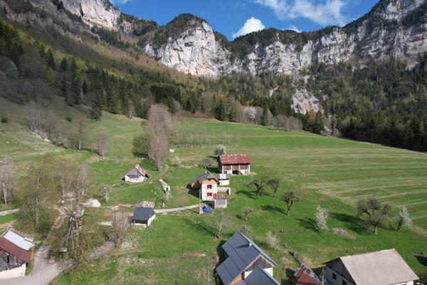 Entremont-le-Vieux (73670) Terrain à bâtir - lieu exceptionnel - au pied de l’Alpette (Massif de la Chartreuse - Savoie) - 30mn Chambéry
