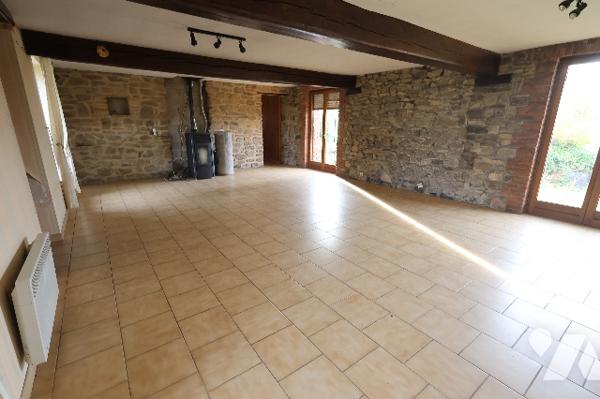 Exclusivité,
Beaucoup de charme pour cette longère en pierre, au cœur d’un environnement recherché.