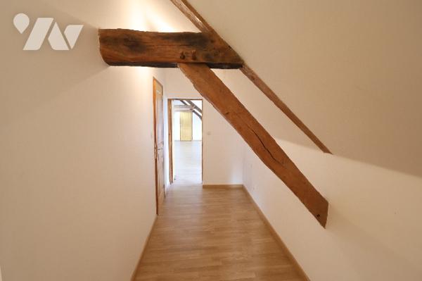 Exclusivité,
Beaucoup de charme pour cette longère en pierre, au cœur d’un environnement recherché.