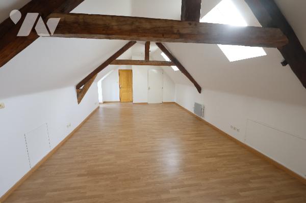 Exclusivité,
Beaucoup de charme pour cette longère en pierre, au cœur d’un environnement recherché.