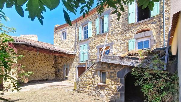 Maison en pierre de caractère avec beau potentiel