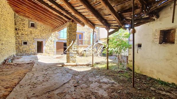Maison en pierre de caractère avec beau potentiel