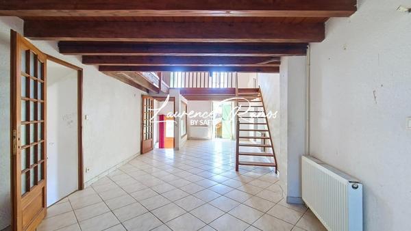 Maison en pierre de caractère avec beau potentiel