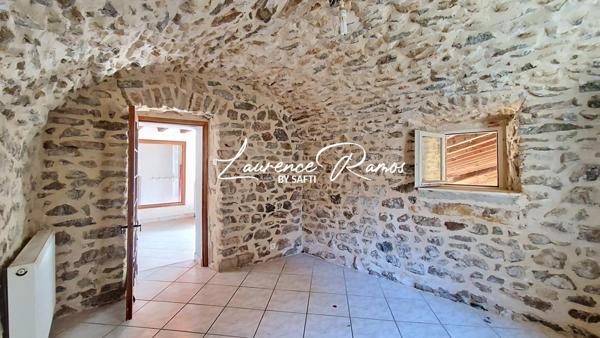 Maison en pierre de caractère avec beau potentiel