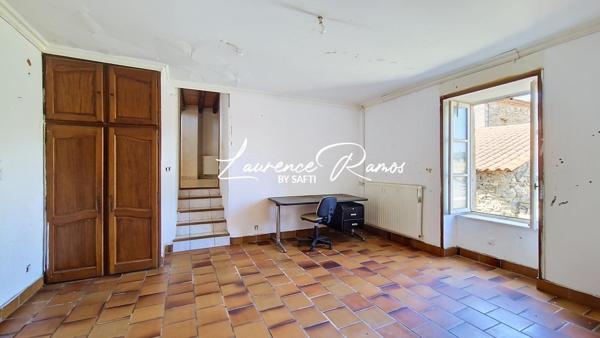 Maison en pierre de caractère avec beau potentiel