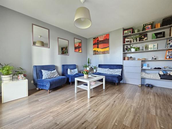 Colline : Appartement de 3 pièces de 56m², avec 2 balcons, une cave et une place de parking.