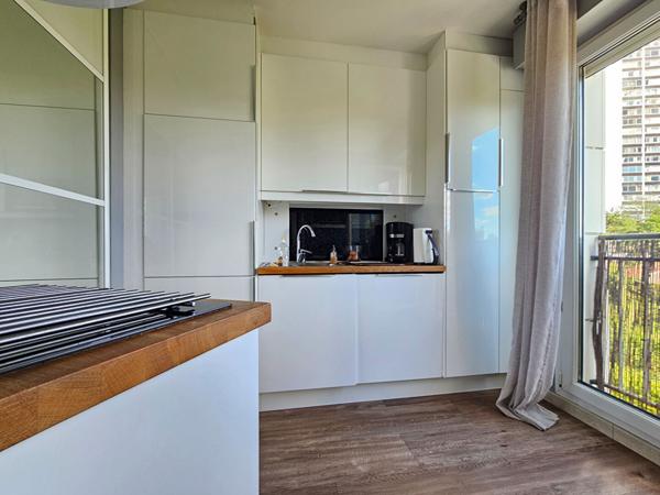 Colline : Appartement de 3 pièces de 56m², avec 2 balcons, une cave et une place de parking.