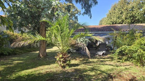 A vendre à Biganos maison meublé avec garage, piscine, et chambre indépendante.