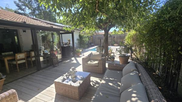 A vendre à Biganos maison meublé avec garage, piscine, et chambre indépendante.