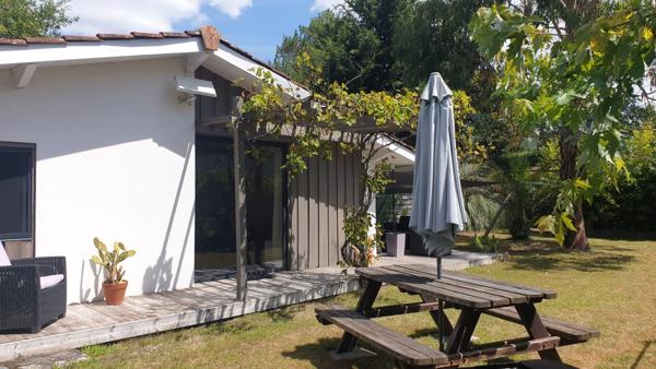 A vendre à Biganos maison meublé avec garage, piscine, et chambre indépendante.