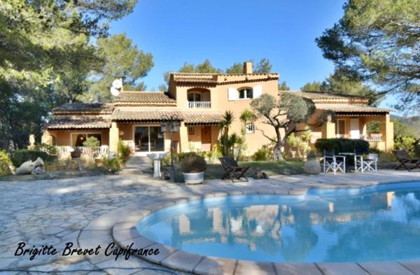 Dpt Bouches du Rhône (13), à vendre LA DESTROUSSE Maison Provençale de 230 m², piscine, sur terrain de 4 000 m²
