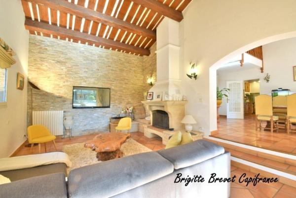 Dpt Bouches du Rhône (13), à vendre LA DESTROUSSE Maison Provençale de 230 m², piscine, sur terrain de 4 000 m²