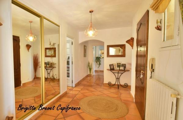 Dpt Bouches du Rhône (13), à vendre LA DESTROUSSE Maison Provençale de 230 m², piscine, sur terrain de 4 000 m²