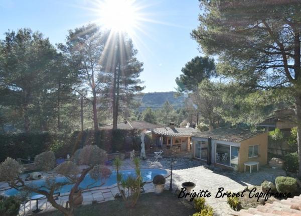 Dpt Bouches du Rhône (13), à vendre LA DESTROUSSE Maison Provençale de 230 m², piscine, sur terrain de 4 000 m²