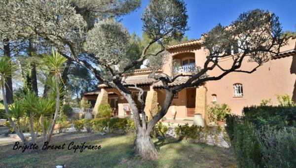 Dpt Bouches du Rhône (13), à vendre LA DESTROUSSE Maison Provençale de 230 m², piscine, sur terrain de 4 000 m²
