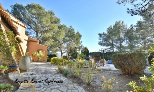 Dpt Bouches du Rhône (13), à vendre LA DESTROUSSE Maison Provençale de 230 m², piscine, sur terrain de 4 000 m²