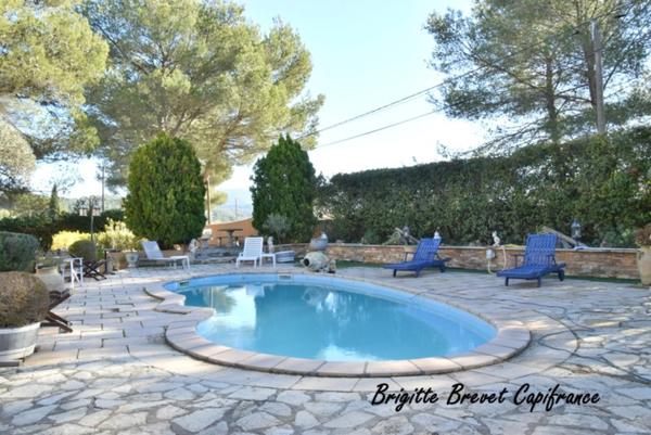 Dpt Bouches du Rhône (13), à vendre LA DESTROUSSE Maison Provençale de 230 m², piscine, sur terrain de 4 000 m²