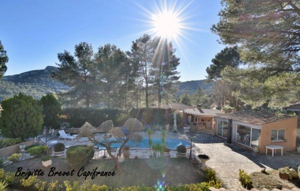 Dpt Bouches du Rhône (13), à vendre LA DESTROUSSE Maison Provençale de 230 m², piscine, sur terrain de 4 000 m²