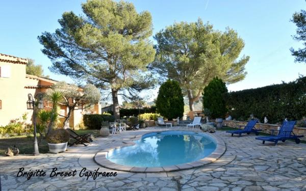 Dpt Bouches du Rhône (13), à vendre LA DESTROUSSE Maison Provençale de 230 m², piscine, sur terrain de 4 000 m²