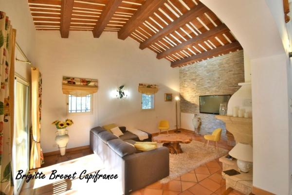 Dpt Bouches du Rhône (13), à vendre LA DESTROUSSE Maison Provençale de 230 m², piscine, sur terrain de 4 000 m²