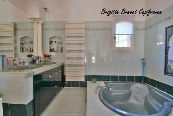 Dpt Bouches du Rhône (13), à vendre LA DESTROUSSE Maison Provençale de 230 m², piscine, sur terrain de 4 000 m²