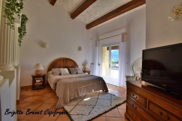 Dpt Bouches du Rhône (13), à vendre LA DESTROUSSE Maison Provençale de 230 m², piscine, sur terrain de 4 000 m²